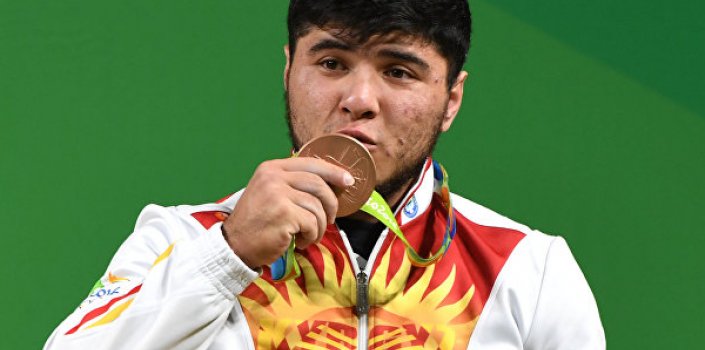 Штангист Иззат Артыков лишился бронзовой медали