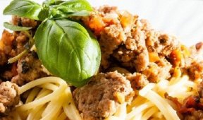 Спагетти с орехами и мясным фаршем