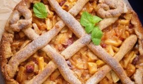 Медовый пирог с яблоками и клюквой